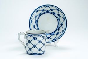Tazzina con piattino in porcellana con decoro a losanga in blu di cobalto. Manifattura Ginori a Doccia, 1810 circa