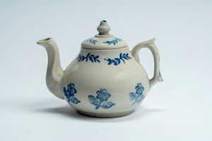 Teiera égoïste in porcellana bianco e blu “a stampino”. Manifattura Ginori a Doccia, metà secolo XVIII