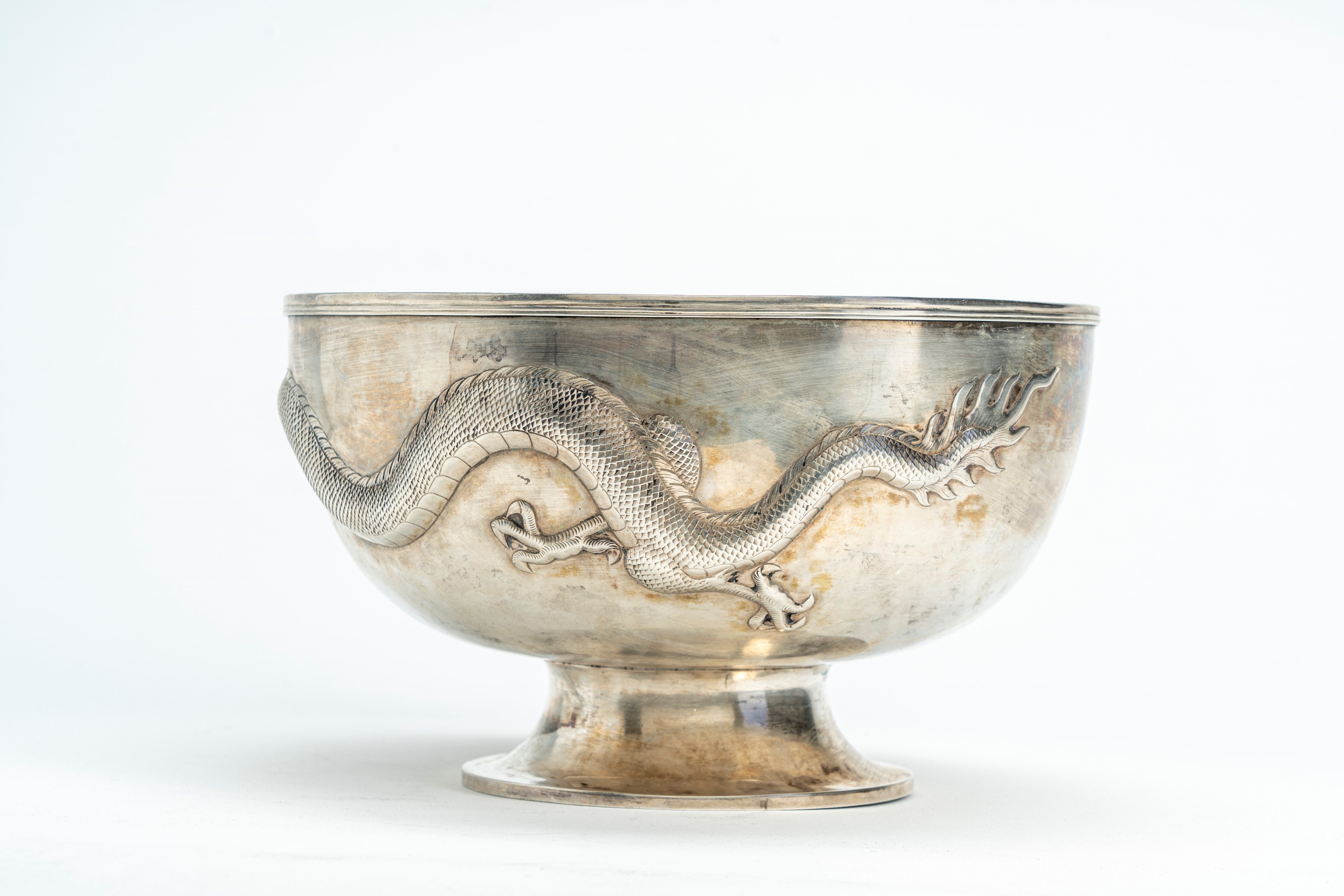 Ciotola in argento sbalzato con drago rampante. Cina, datata 1933