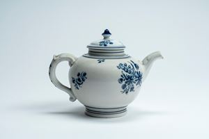Teiera in porcellana bianco e blu. Probabilmente manifattura Ginori a Doccia, metà secolo XVIII