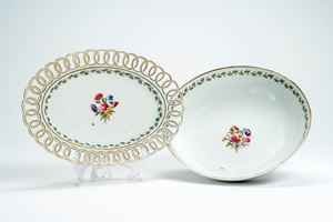 Un piatto da portata ovale con bordo traforato e un’insalatiera in porcellana con decoro policromo “al mazzetto”. Manifattura Ginori a Doccia, fine secolo XVIII – inizio secolo XIX