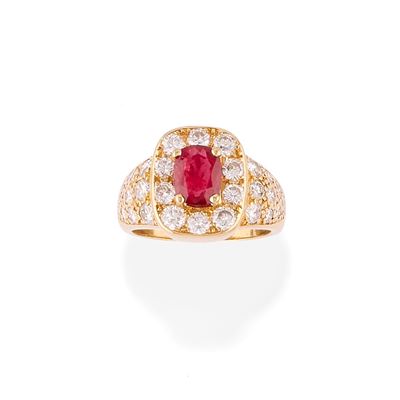 Anello con rubino ovale e diamanti, oro giallo 18k
