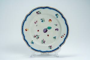 Piatto in porcellana con decoro policromo “a fiori e frutti sparsi”. Manifattura Ginori a Doccia, 1770–1790 circa