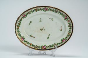 Vassoio ovale in porcellana con decoro policromo a fiori sparsi. Manifattura Ginori a Doccia, 1790 circa