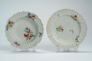 Un piatto fondo e un piatto piano in porcellana con decoro policromo “al mazzetto” e a fiori sparsi. Manifattura Ginori a Doccia, fine secolo XVIII