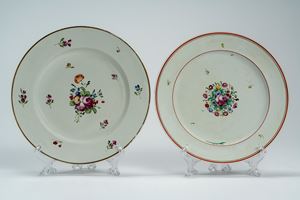 Due diversi piatti in porcellana con decoro policromo “al mazzetto” e a fiori sparsi. Manifattura Ginori a Doccia, inizio secolo XIX