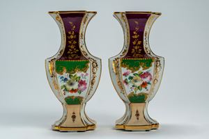 Coppia di vasi in porcellana policroma. Manifattura francese, metà secolo XIX