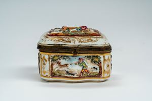 Scatola con coperchio in porcellana policroma a rilievo. Manifattura Ginori, fine secolo XIX