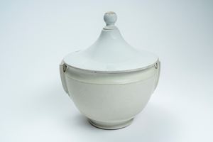 Zuppiera biansata con coperchio in ceramica bianca. Manifattura Ginori a Doccia, inizio secolo XIX