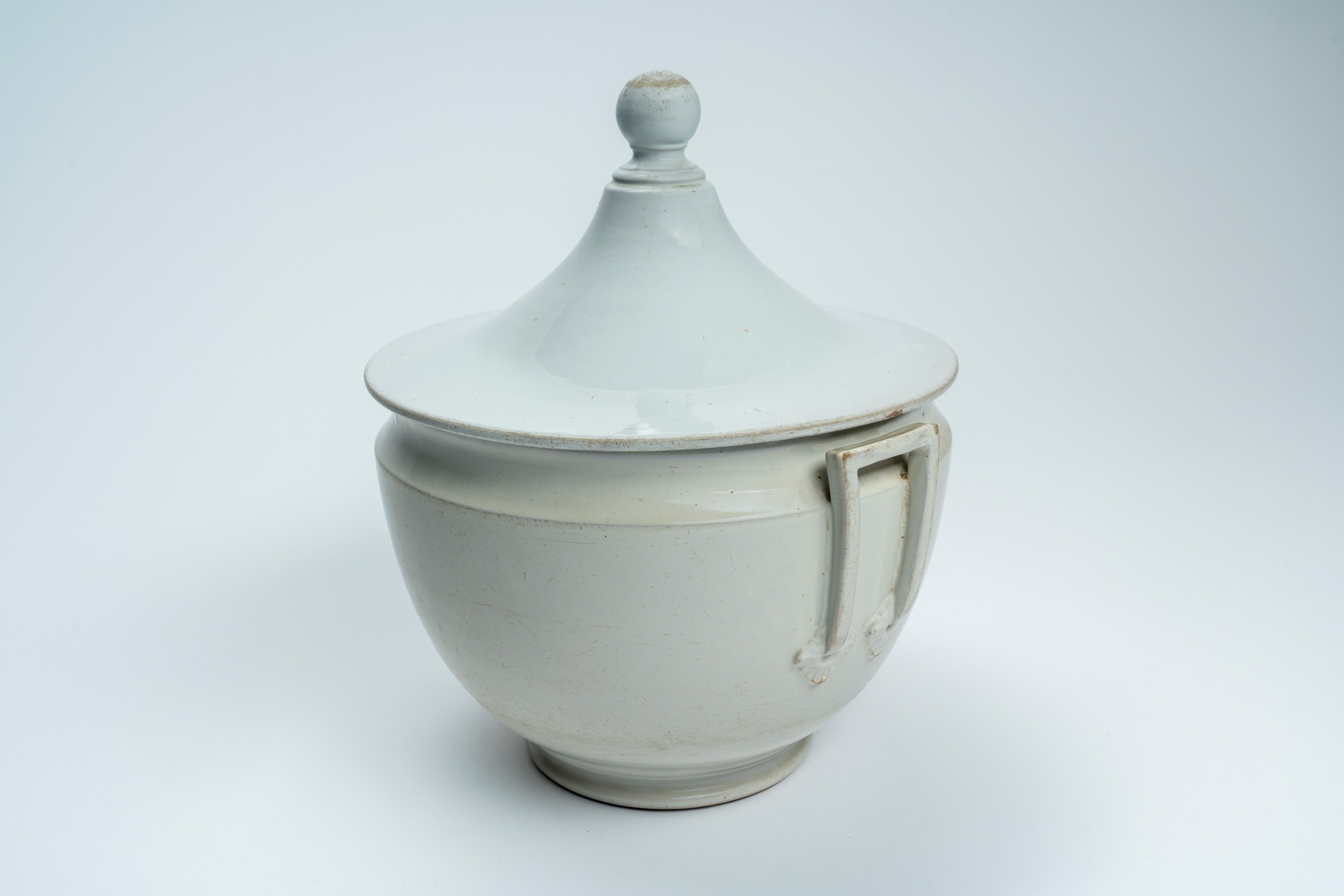 Zuppiera biansata con coperchio in ceramica bianca. Manifattura Ginori a Doccia, inizio secolo XI...