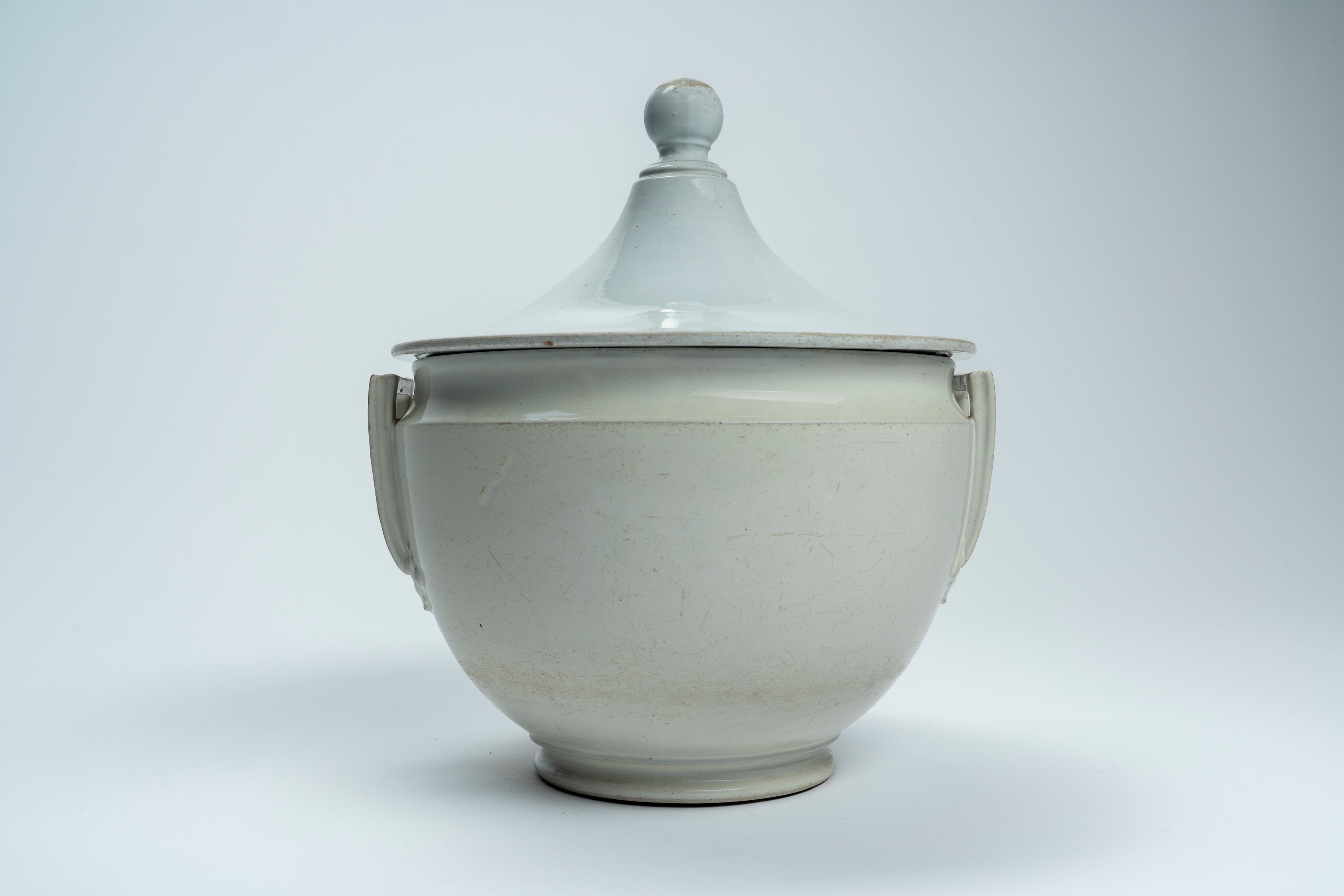 Zuppiera biansata con coperchio in ceramica bianca. Manifattura Ginori a Doccia, inizio secolo XI...