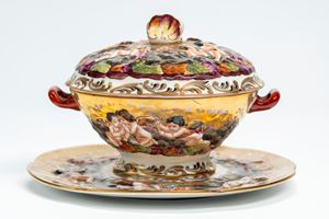 Tazza da brodo biansata con coperchio e piatto in porcellana policroma e dorata a rilievo. Manifattura Ginori, seconda metà secolo XIX