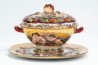 Tazza da Brodo Biansata con Coperchio e Piatto in Porcellana Policroma e Dorata a Rilievo. Manifa...