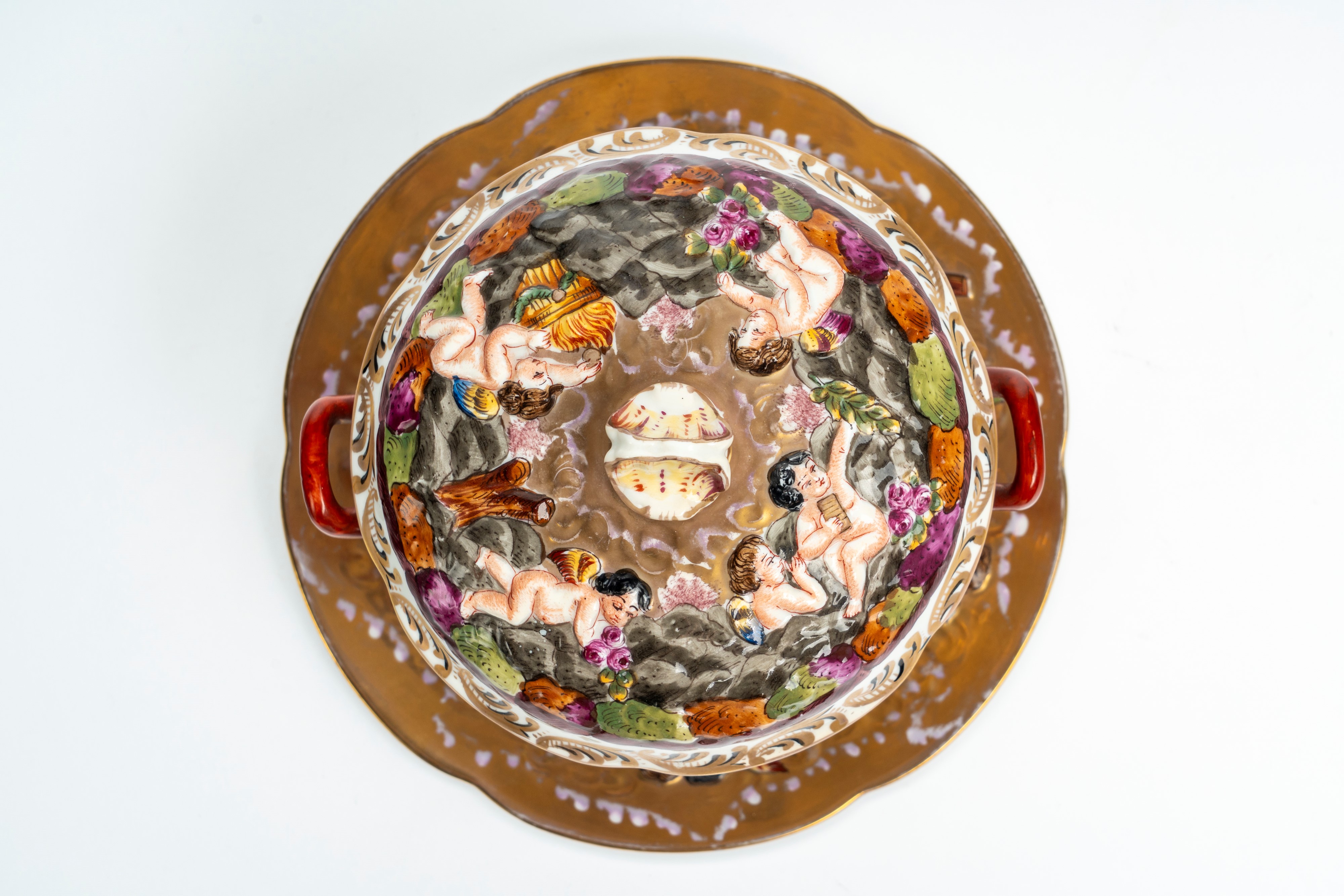 Tazza da Brodo Biansata con Coperchio e Piatto in Porcellana Policroma e Dorata a Rilievo. Manifa...
