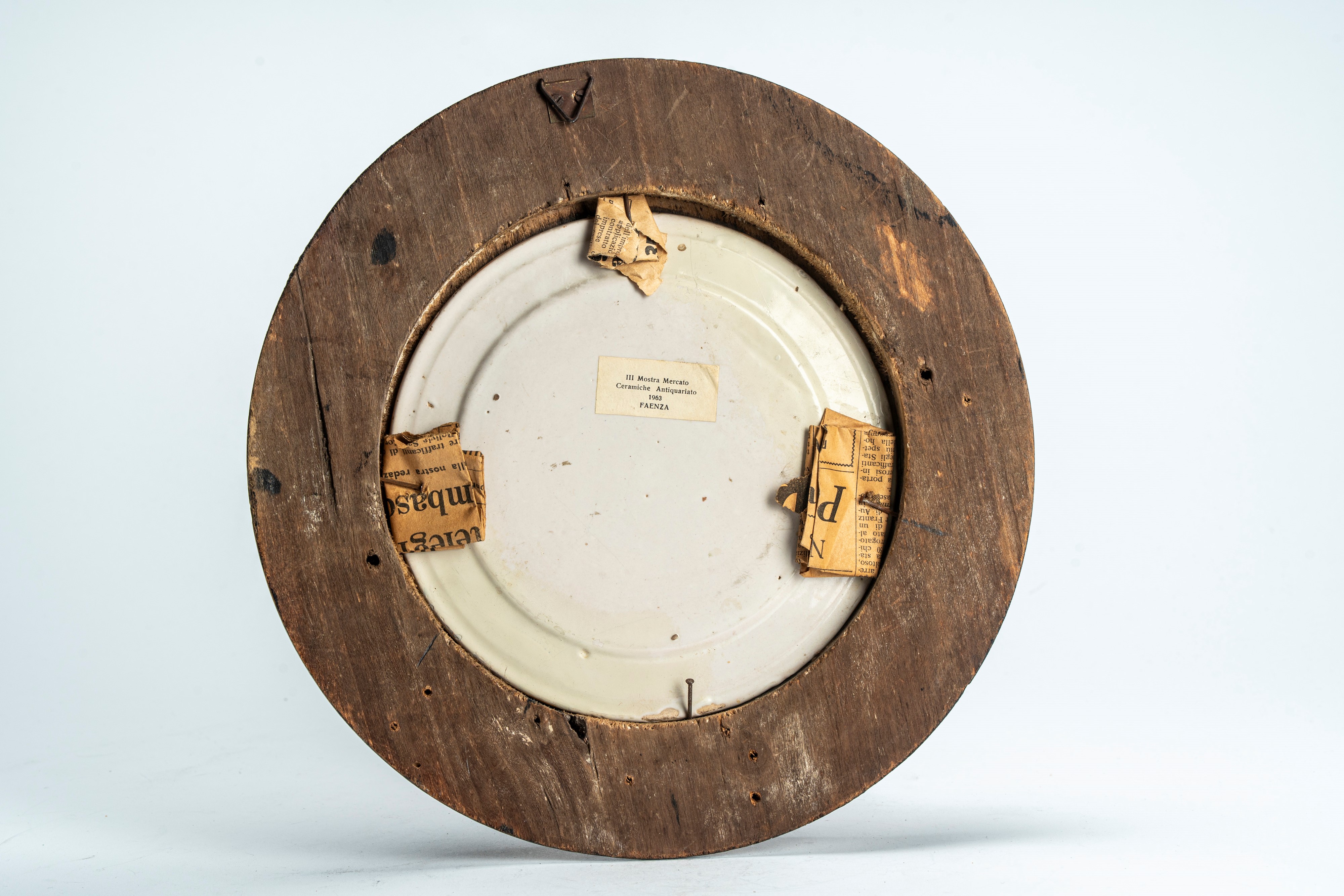 Piattello in maiolica policroma istoriata raffigurante putto alato con tamburo in un paesaggio ag...