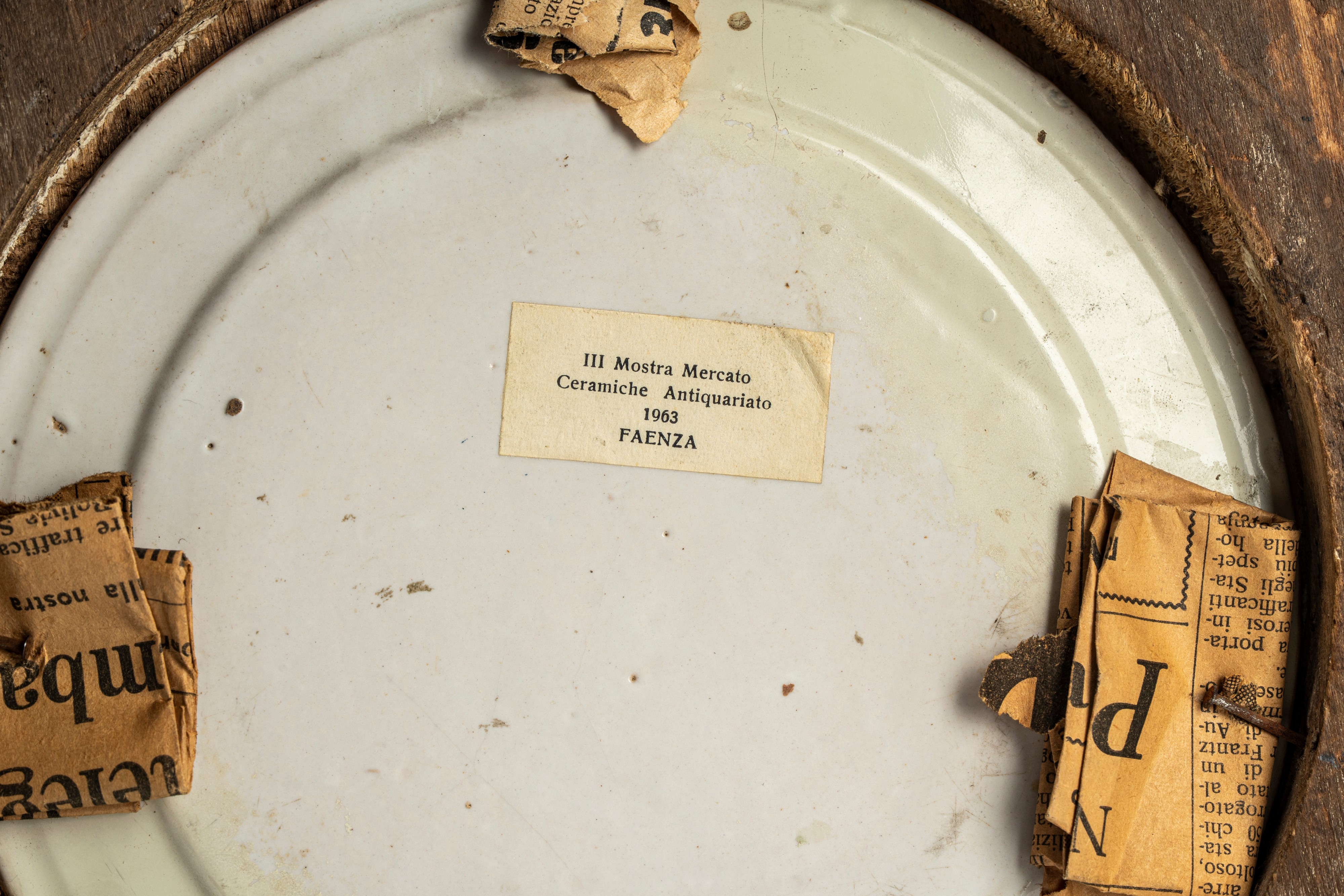 Piattello in maiolica policroma istoriata raffigurante putto alato con tamburo in un paesaggio ag...