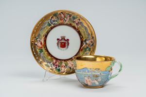 Tazzina con piattino stemmato in porcellana a rilievo con fondo oro. Manifattura Ginori, seconda metà secolo XIX