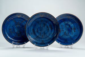 Three porcelain dishes with powder blue glaze and gilt decoration, China, 18th/19th century