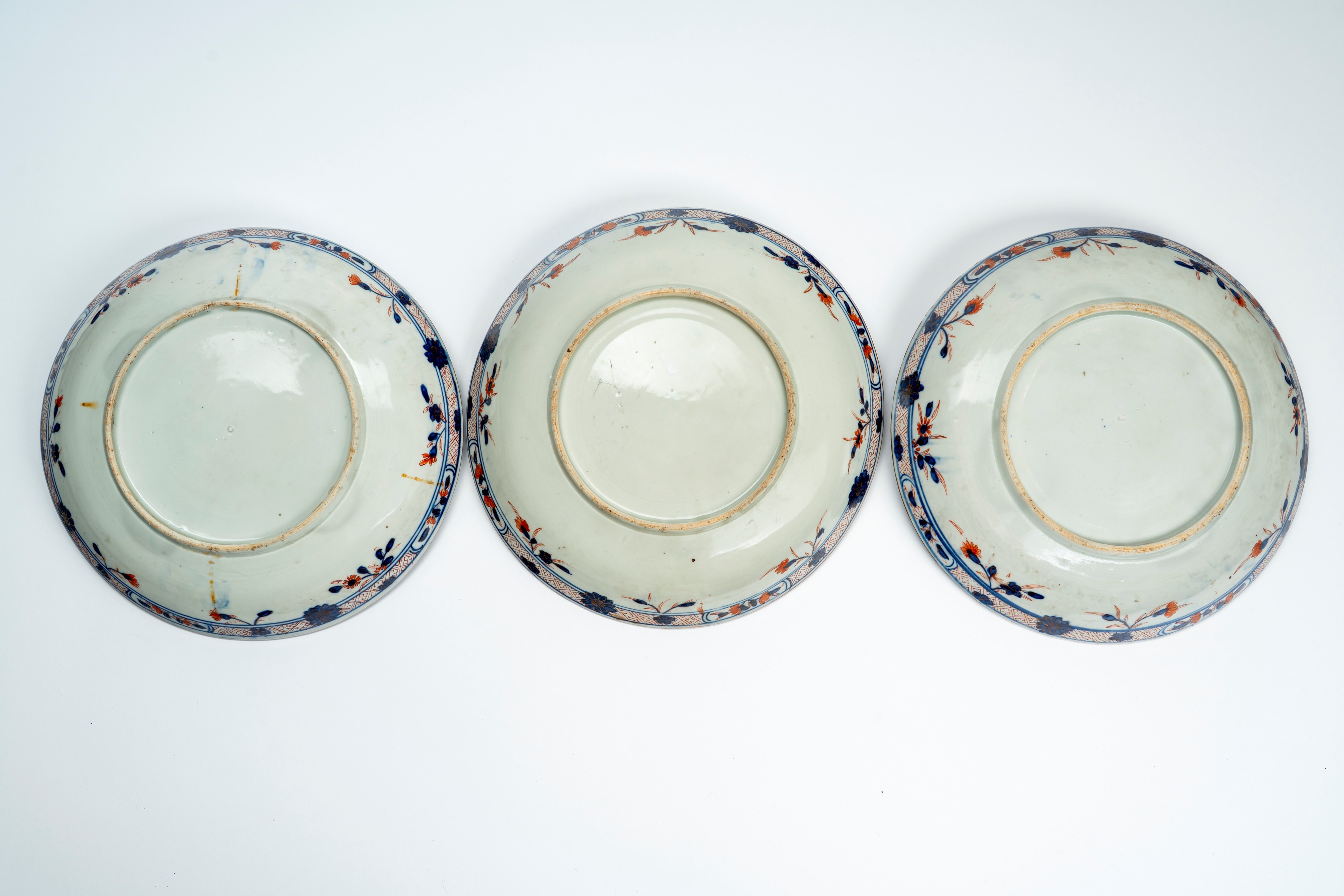 Tre piatti in porcellana con invetriatura powder blue e decori dorati. Cina, secolo XVIII/XIX