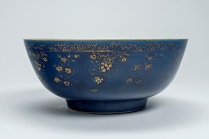 Large porcelain bowl with powder blue glaze and gilt decoration, China, 18th/19th century