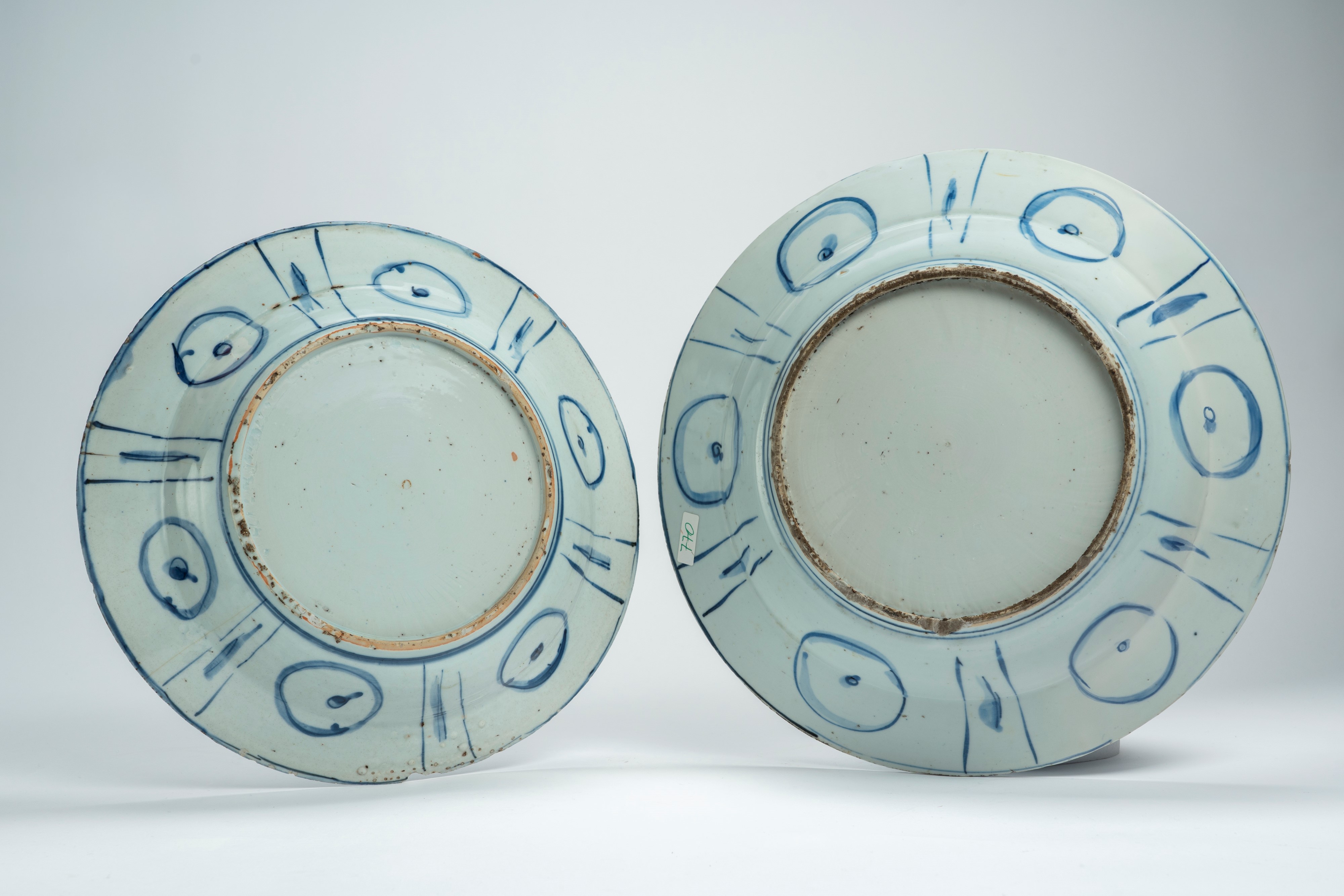 Due piatti in porcellana bianca e blu “Kraak”. Cina, fine secolo XVII – inizio secolo XVIII