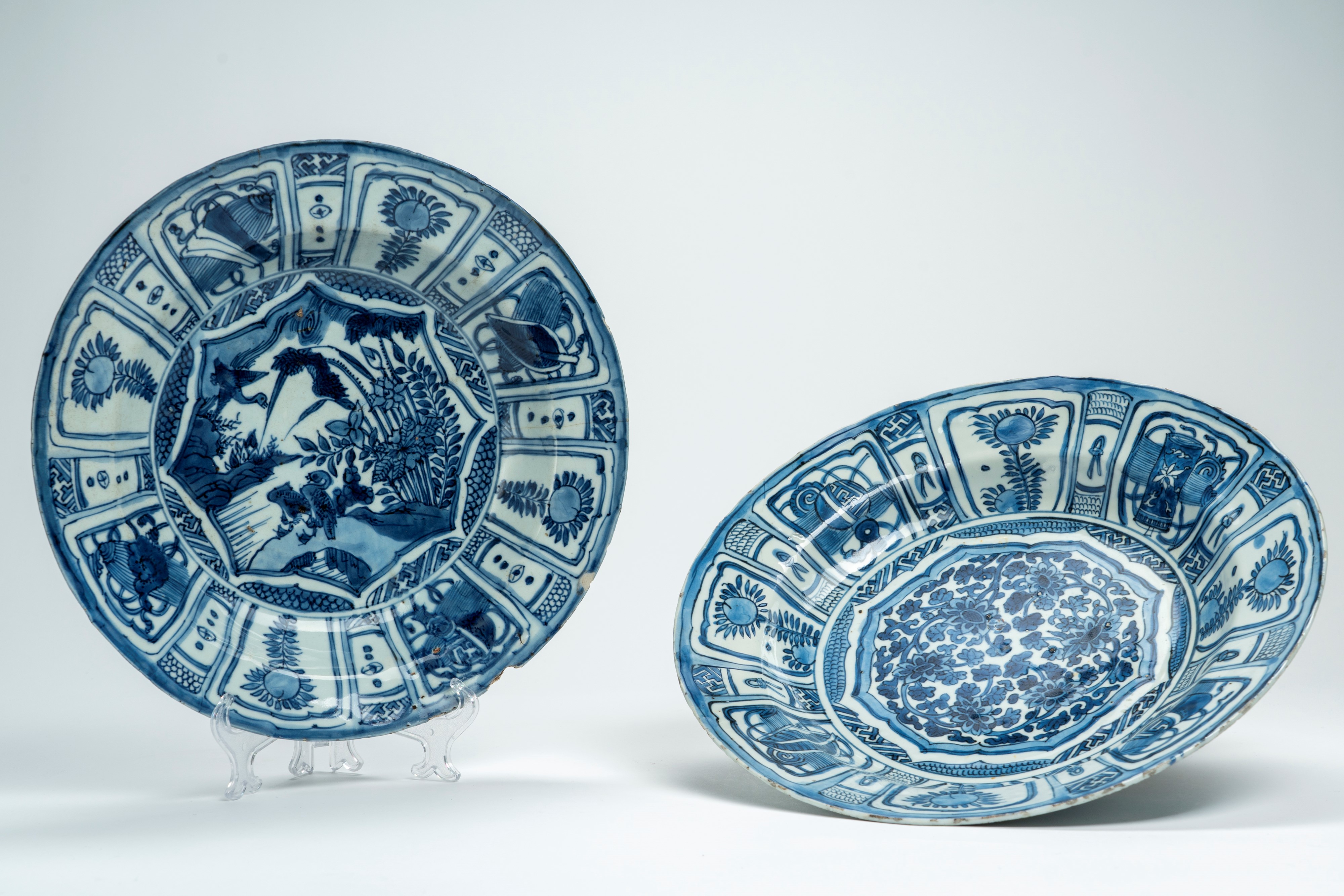 Due piatti in porcellana bianca e blu “Kraak”. Cina, fine secolo XVII – inizio secolo XVIII
