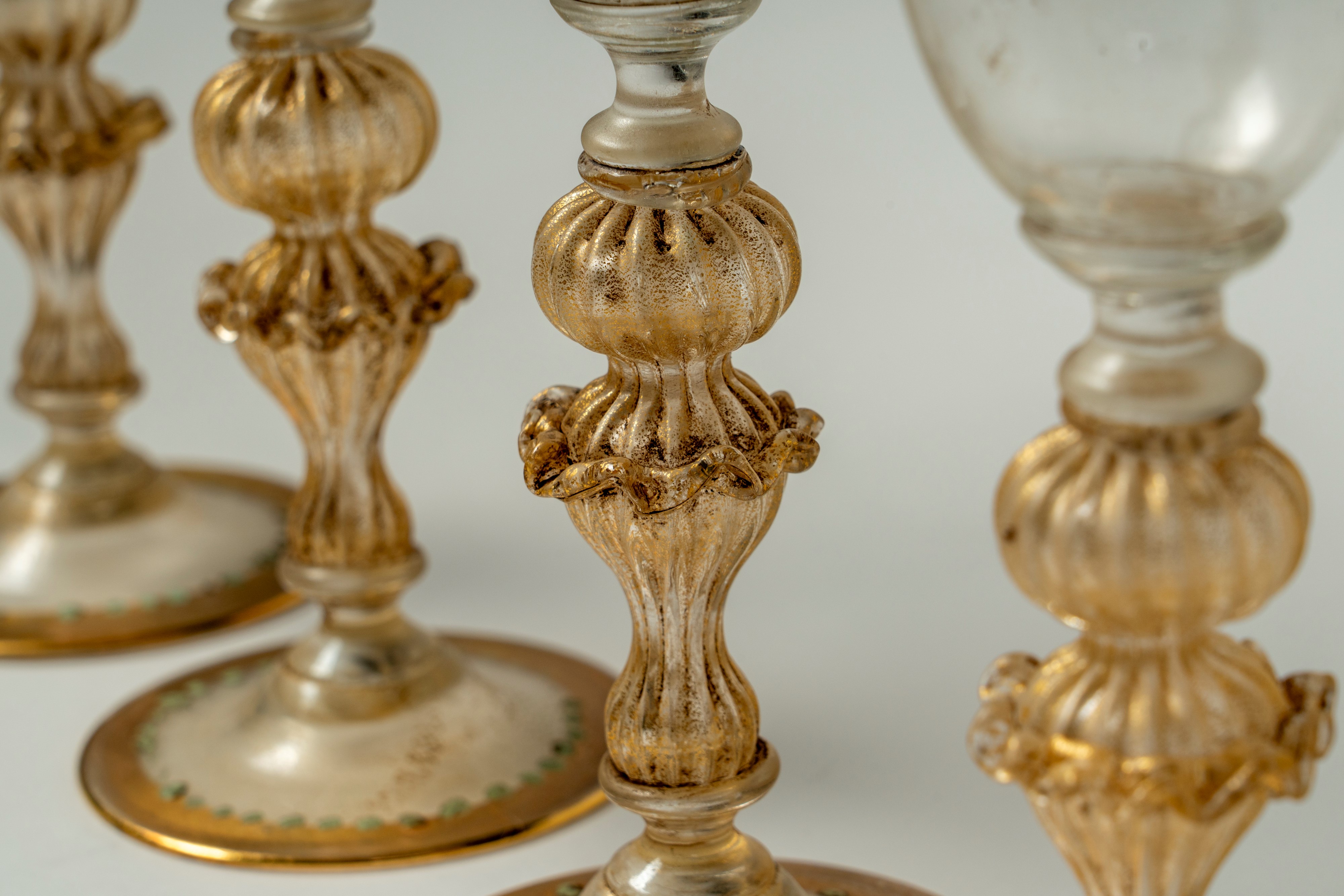 Due piatti in porcellana bianca e blu “Kraak”. Cina, fine secolo XVII – inizio secolo XVIII