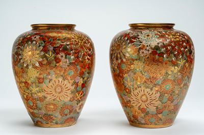Coppia di Vasi Satsuma in Porcellana a Decoro Millefiori. Giappone, Fine Secolo XIX
