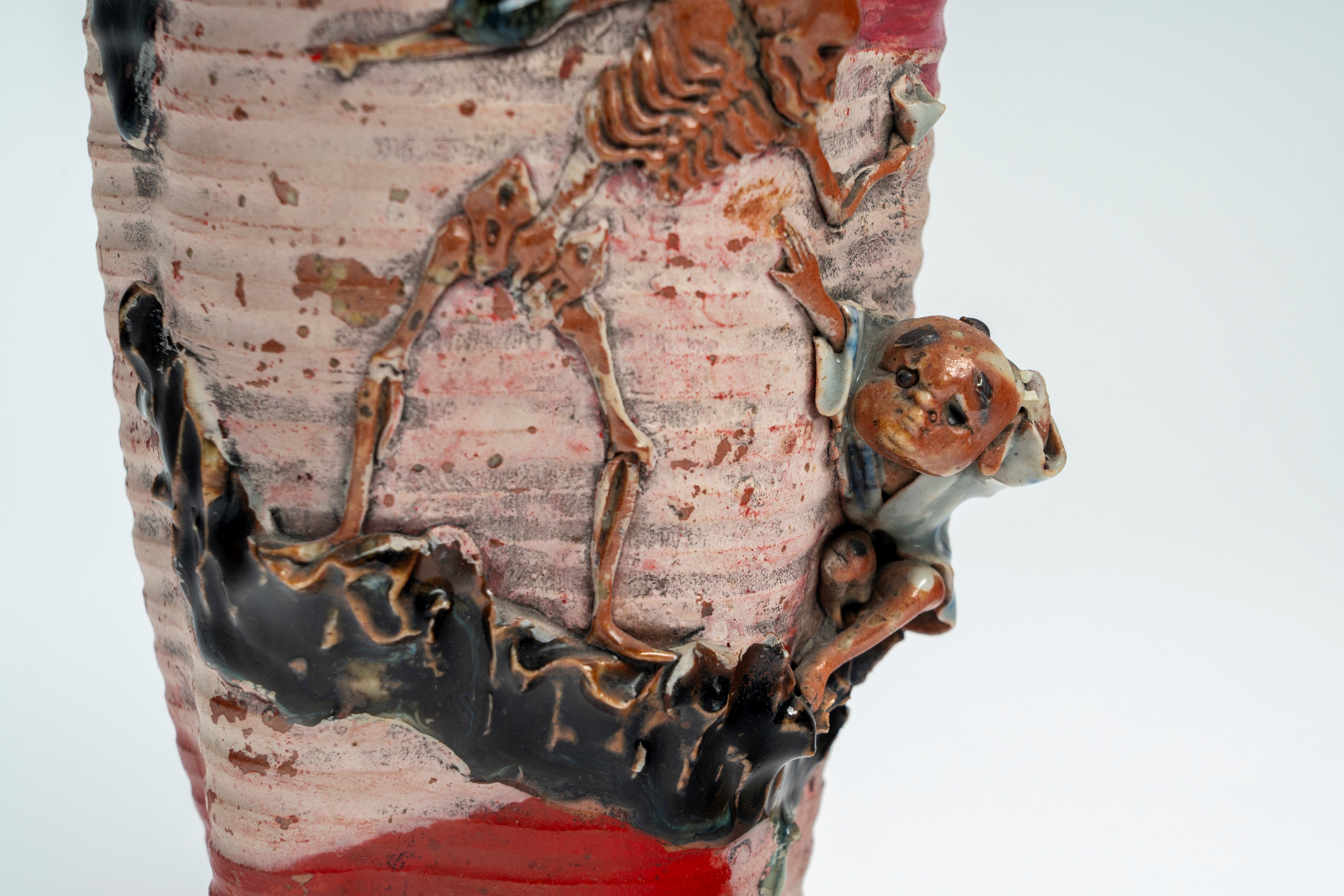 Vaso in ceramica policroma decorato a rilievo con figura di scheletro e fanciullo, recante marchi...