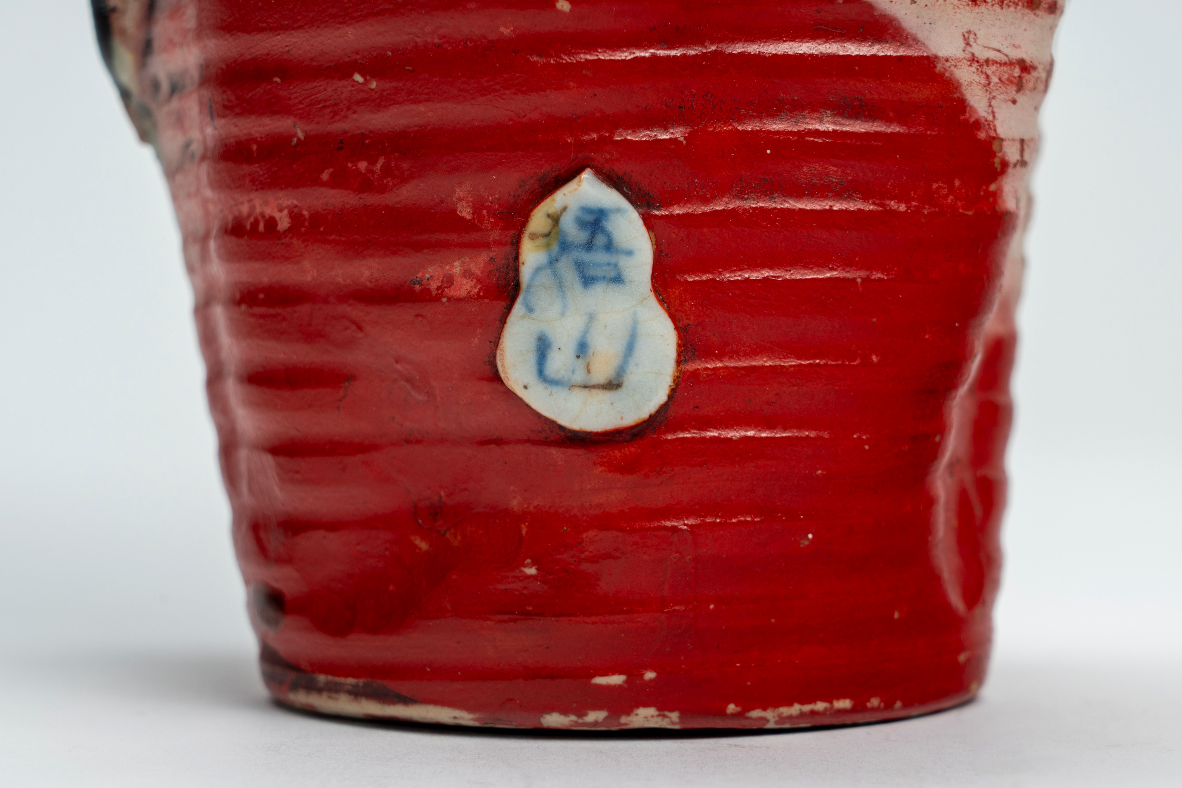 Vaso in ceramica policroma decorato a rilievo con figura di scheletro e fanciullo, recante marchi...