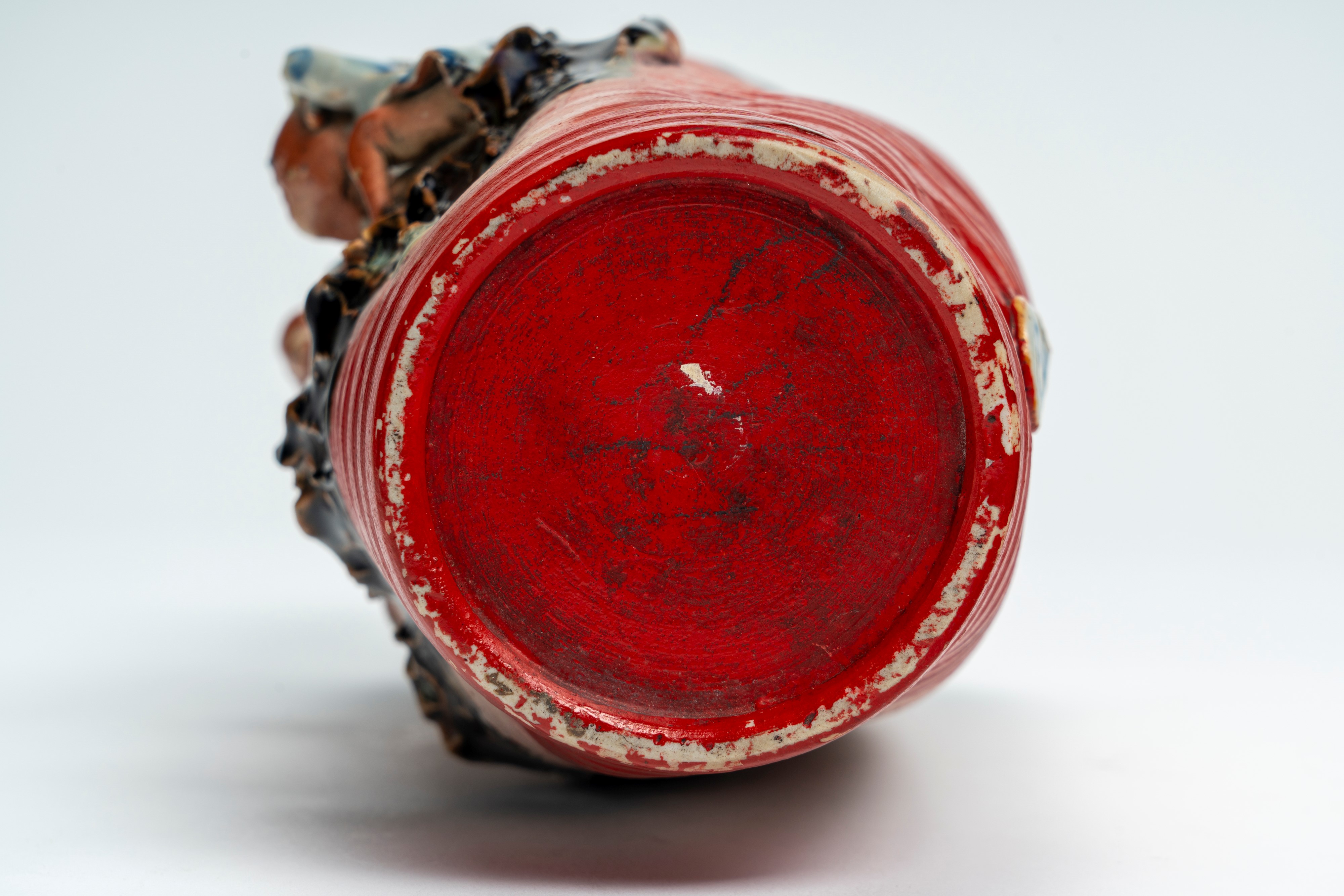 Vaso in ceramica policroma decorato a rilievo con figura di scheletro e fanciullo, recante marchi...