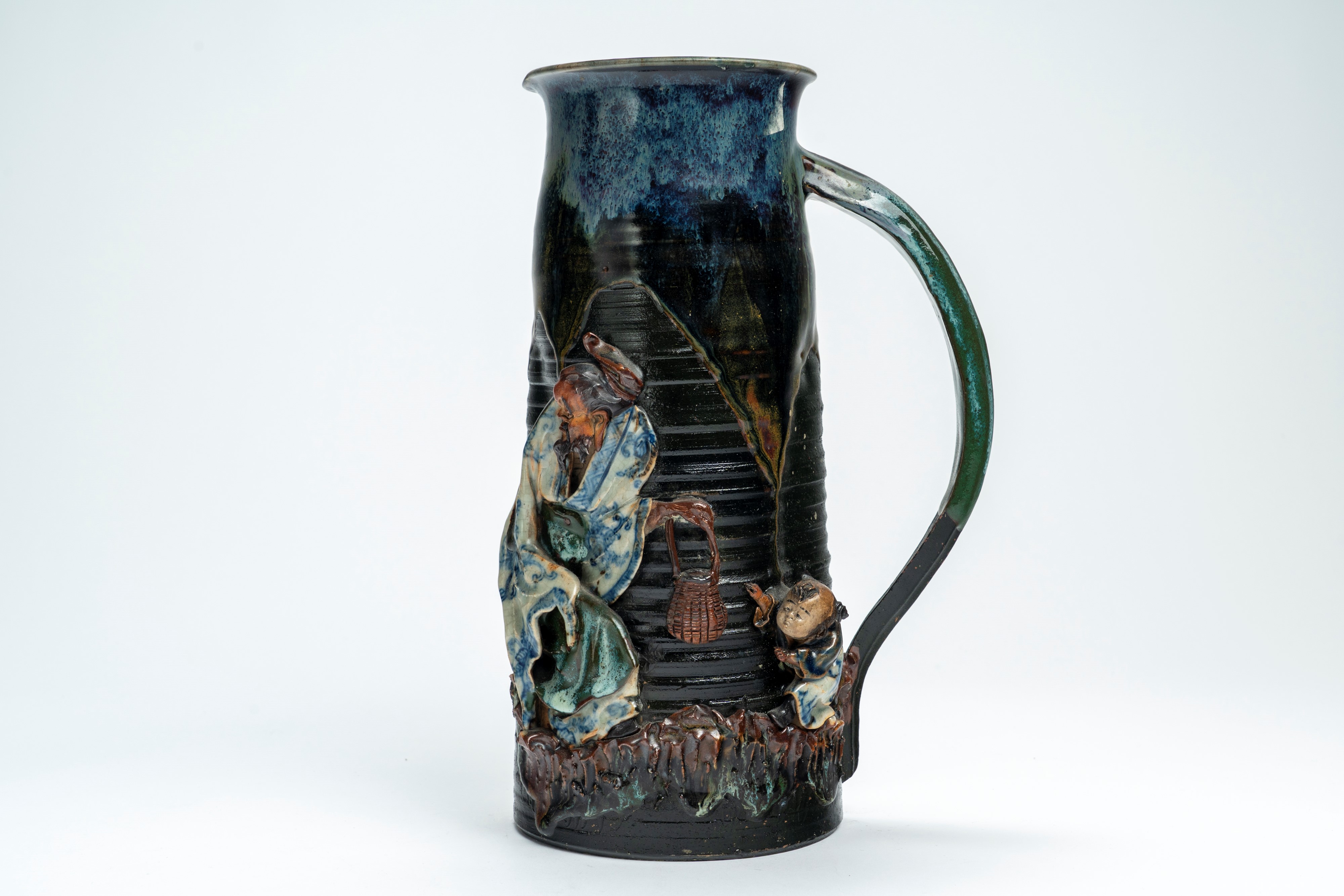 Versatoio in ceramica policroma decorato con figure a rilievo recante marchio entro doppia zucca ...