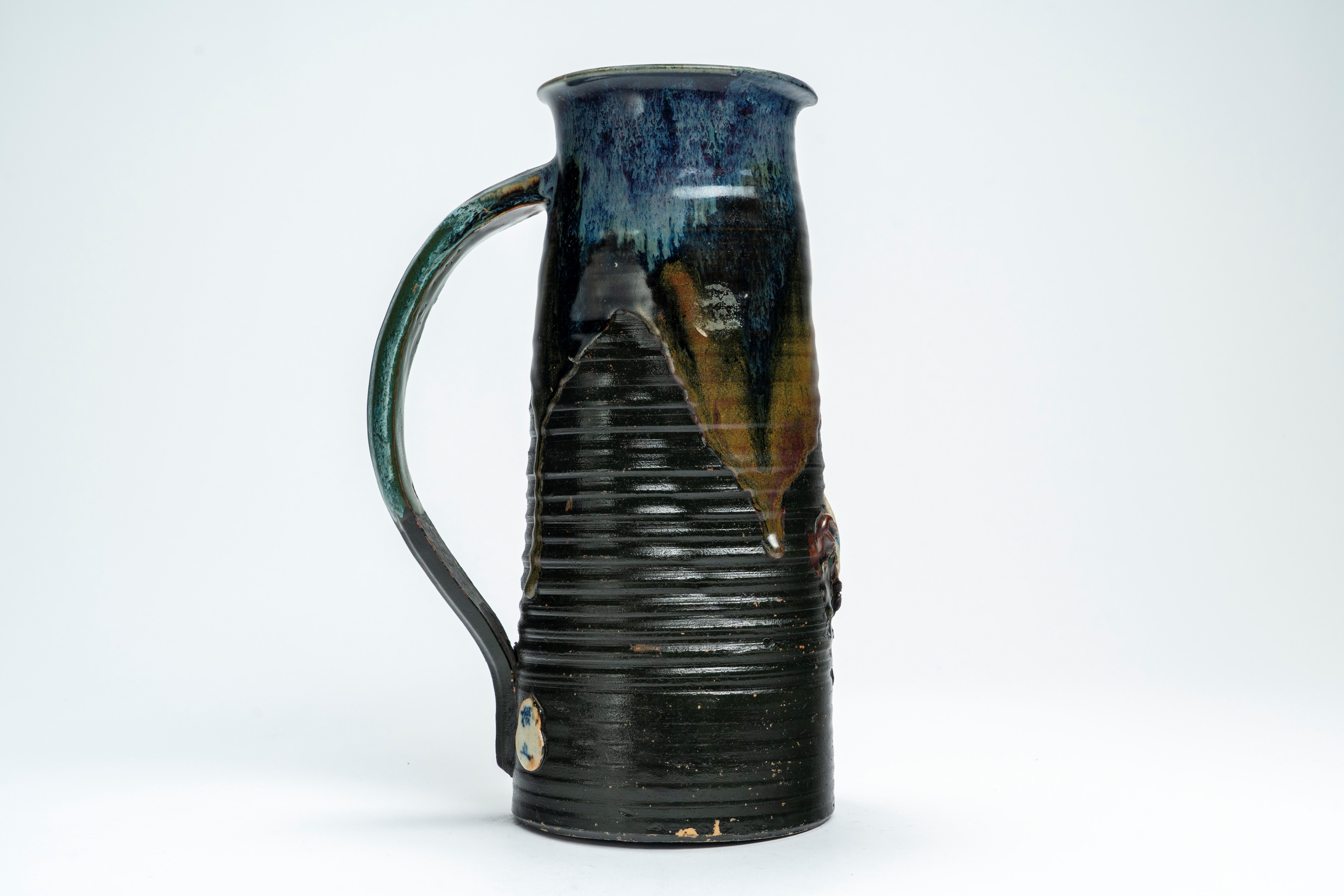 Versatoio in ceramica policroma decorato con figure a rilievo recante marchio entro doppia zucca ...