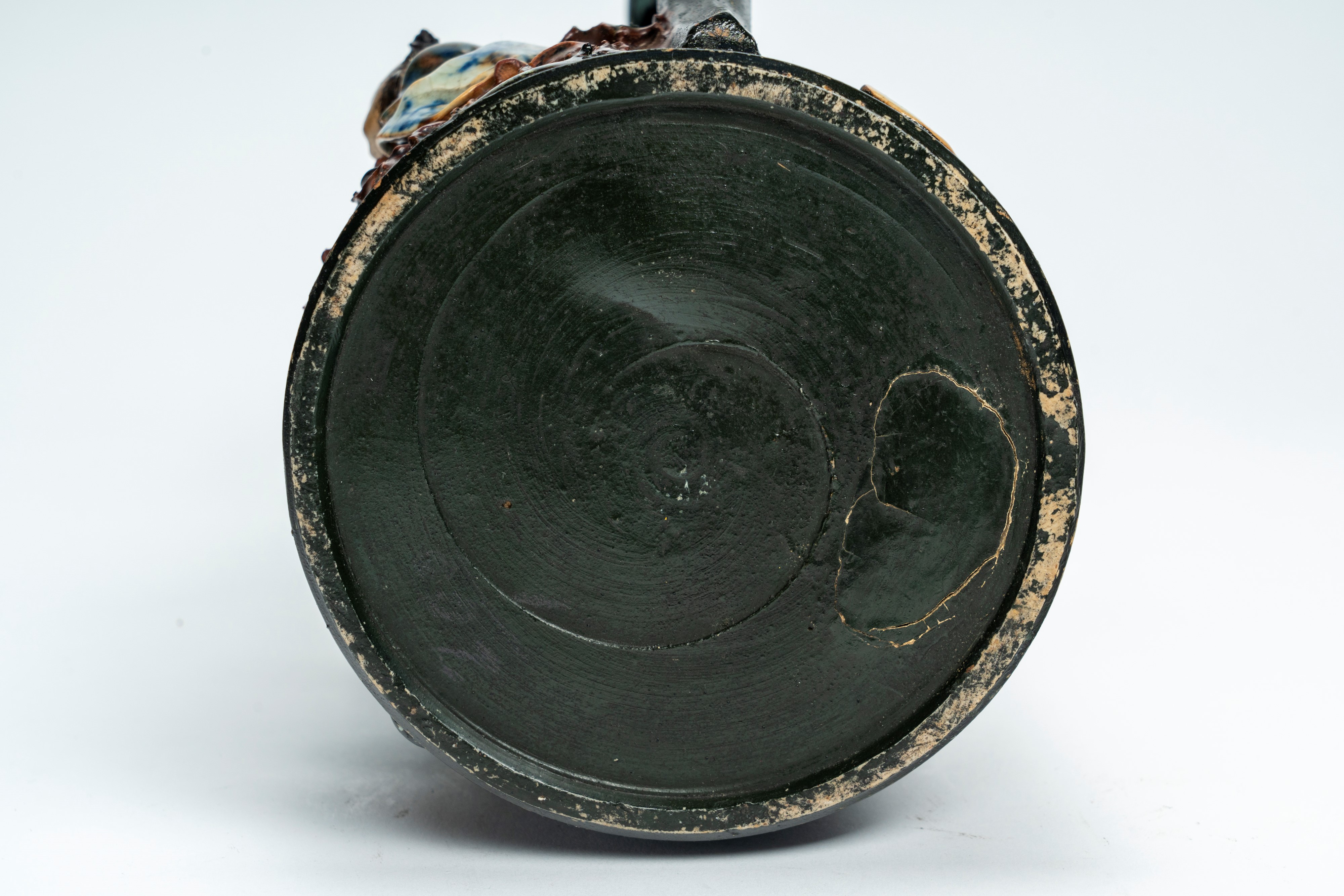 Shinzan, Versatoio in ceramica policroma con figure a rilievo