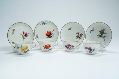 Manifattura di Meissen (periodo Marcolini), Quattro tazzine con piattino in porcellana policroma ...