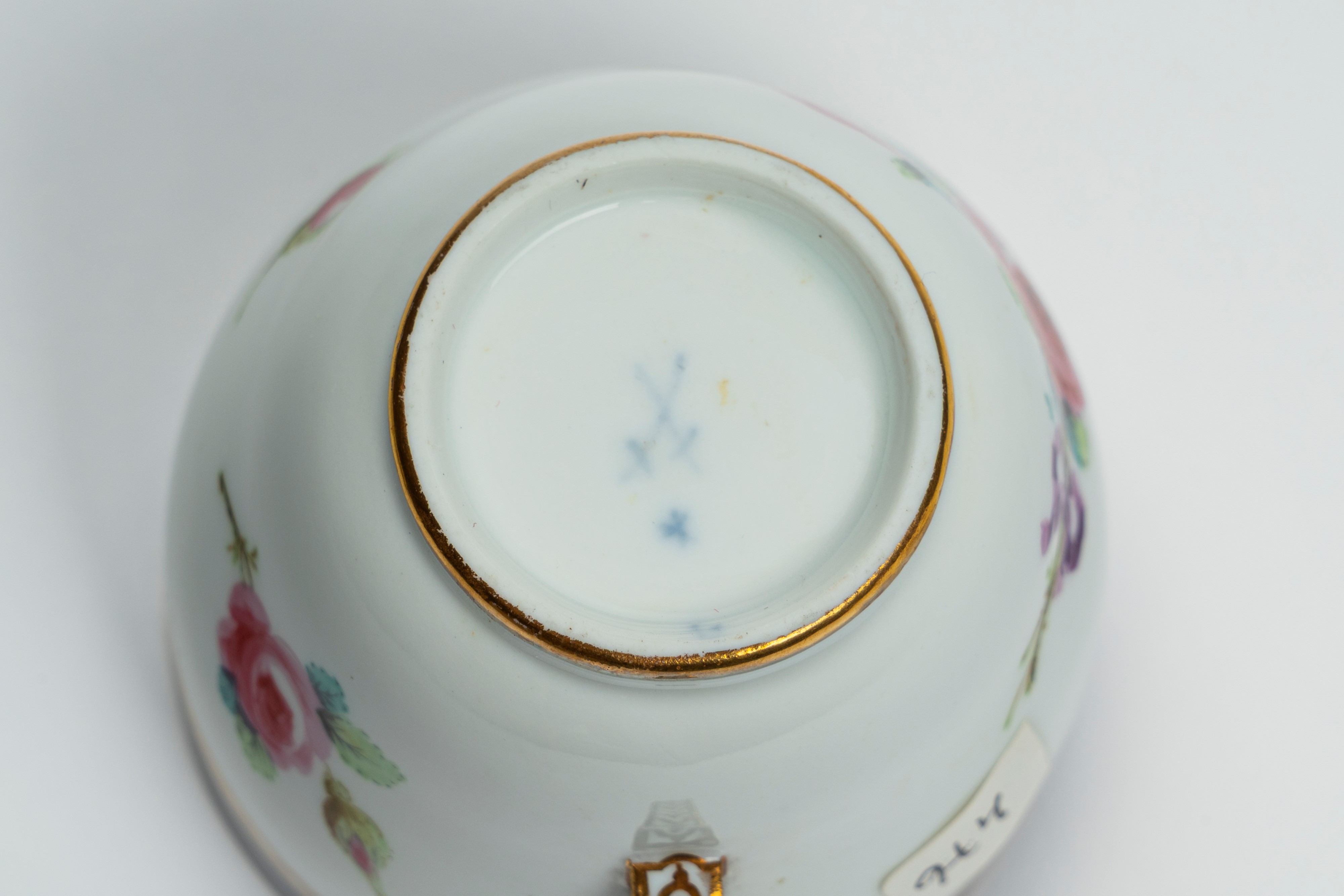 Due Tazzine in Porcellana con Decoro Policromo “al Mazzetto”. Manifattura di Meissen, 1770–1780 C...