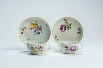 Meissen, Coppia di tazzine con piattino in porcellana policroma (decorazione “al mazzetto” e fior...