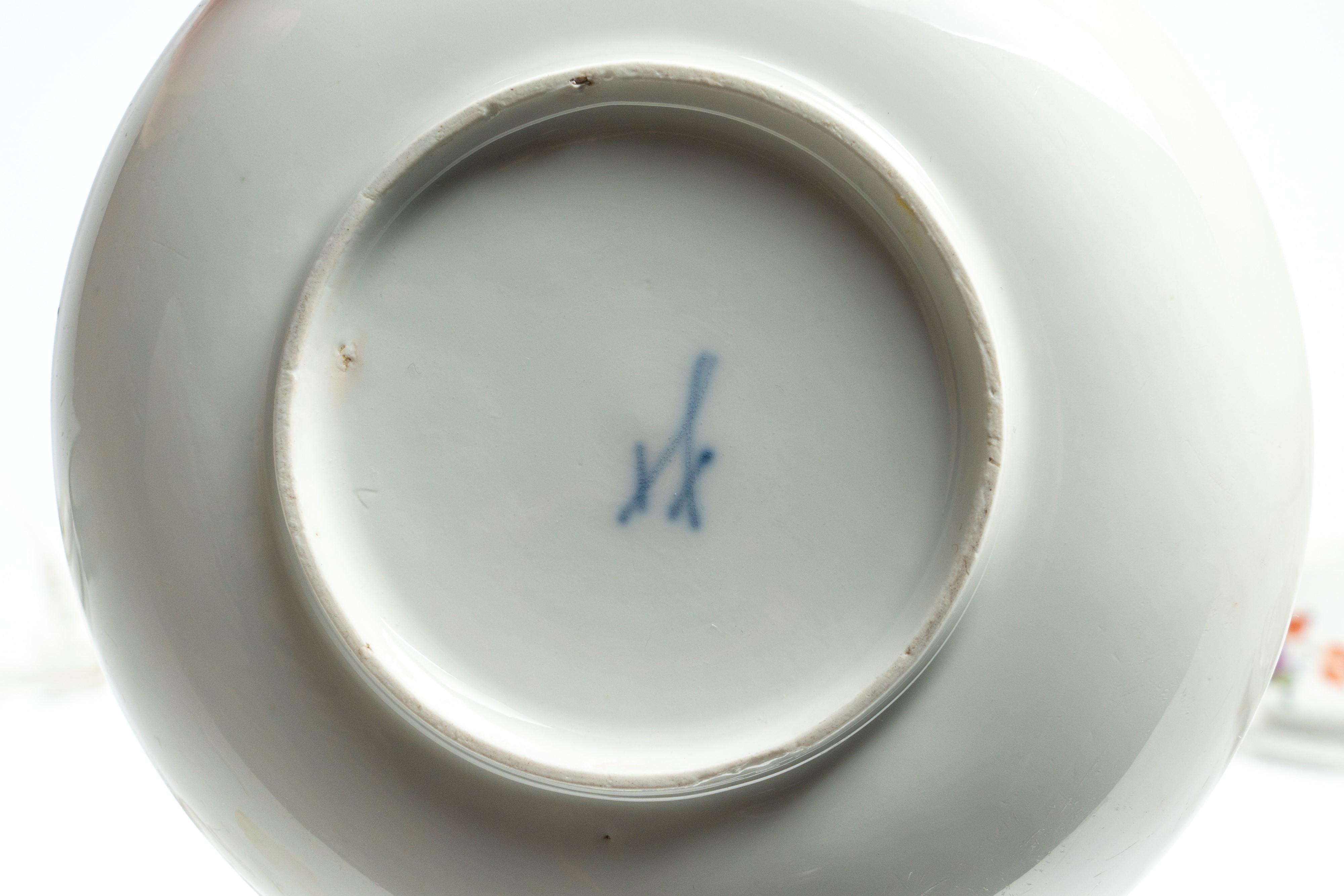 Meissen, Coppia di tazzine con piattino in porcellana policroma (decorazione “al mazzetto” e fior...