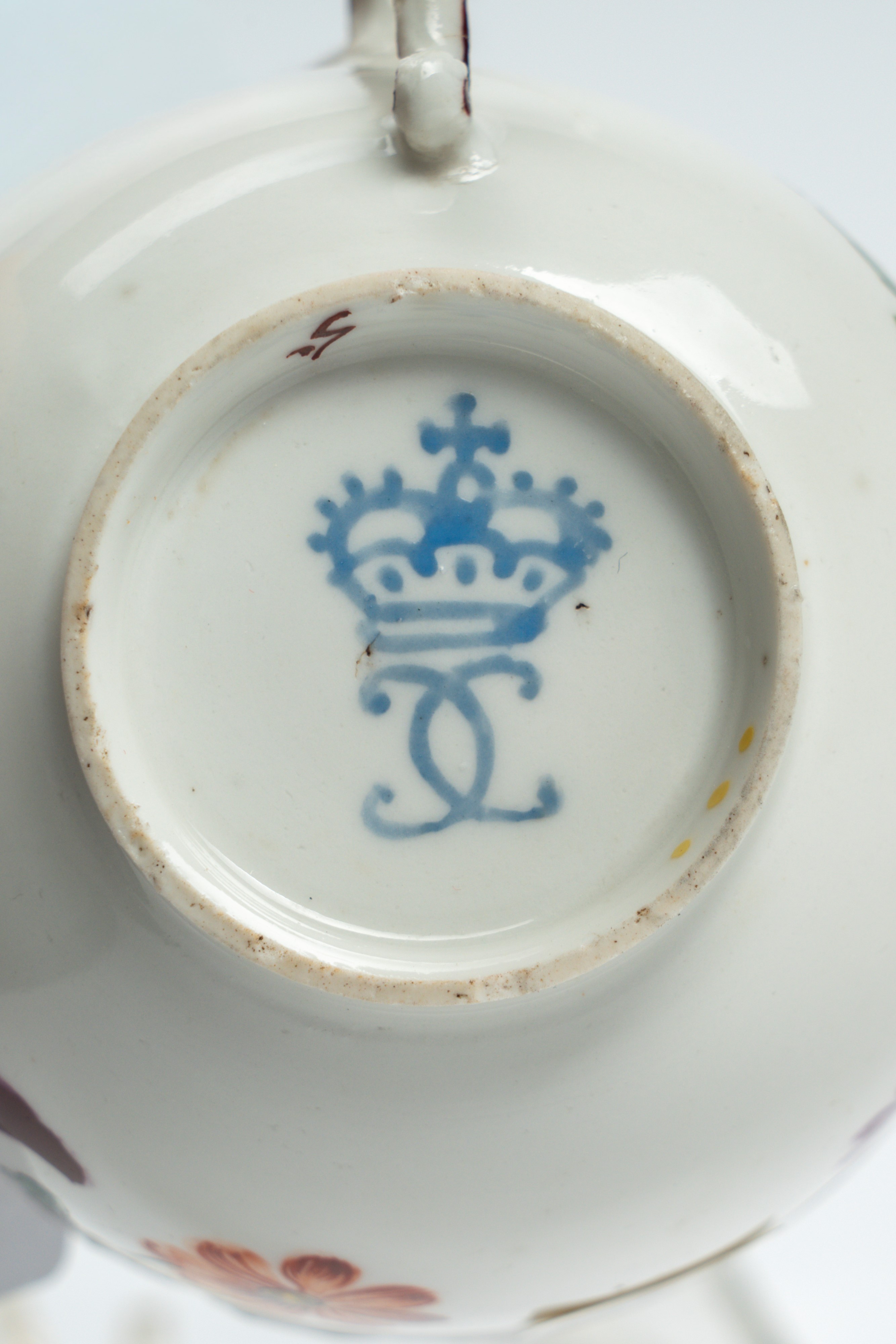 Tazzina con Piattino in Porcellana con Decoro Policromo “al Mazzetto” e a Fiori Sparsi. Manifattu...