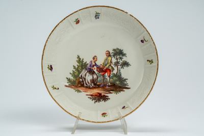 Manifattura di Ludwigsburg, Piattino in porcellana dipinta con scena galante allegorica