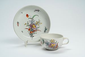 Tazzina con piattino in porcellana con decoro policromo “al mazzetto” e a fiori sparsi. Manifattura di Nymphenburg, 1770 circa