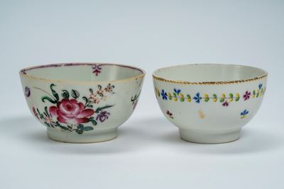 Manifattura di Nyon, Due tazze in porcellana con decoro policromo a fiori (1780–1790) e tazza pro...