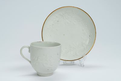 Manifattura di Derby, tazza con piattino in porcellana bianca a rilievo (Inghilterra), fine XVIII...