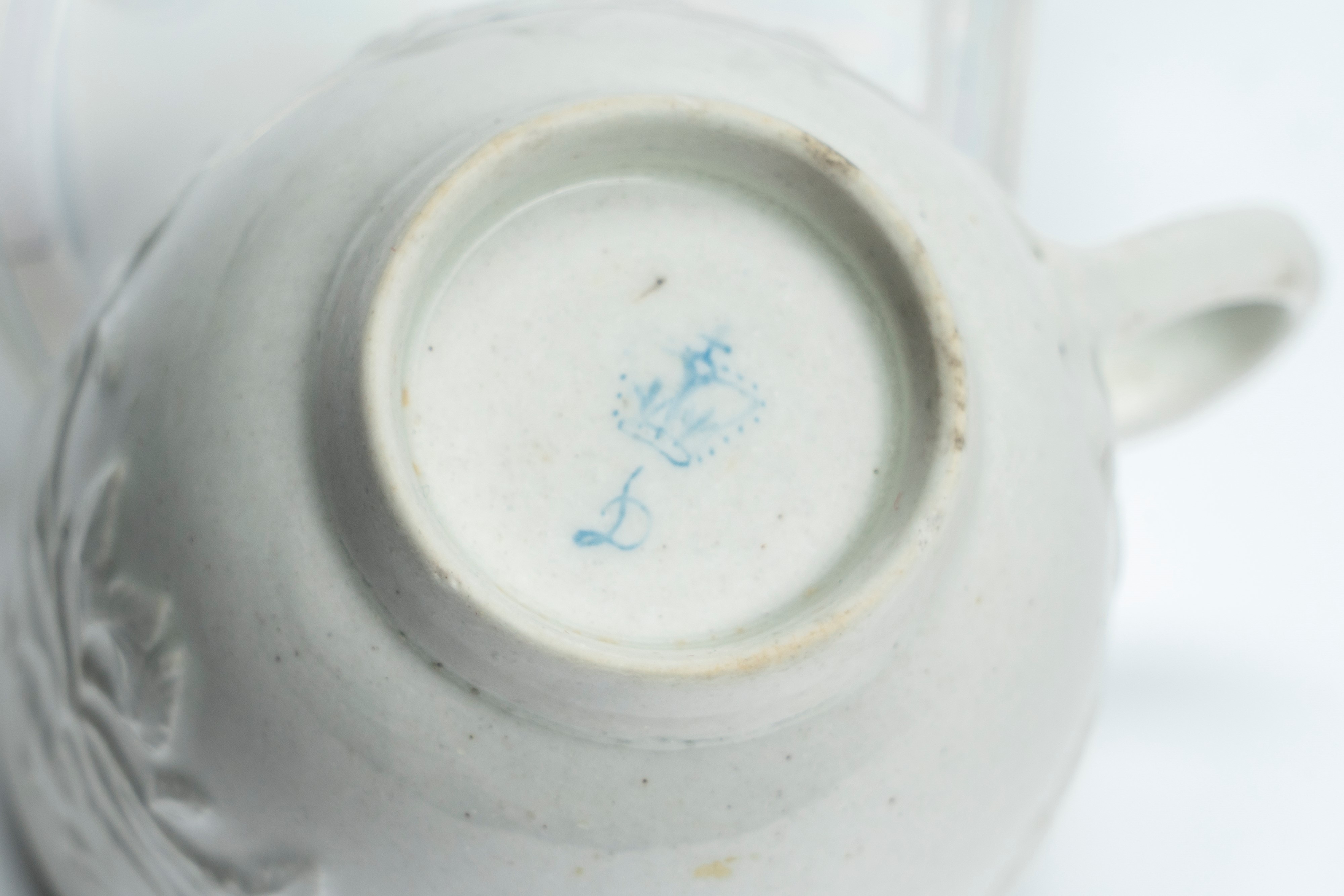 Manifattura di Derby, tazza con piattino in porcellana bianca a rilievo (Inghilterra), fine XVIII...