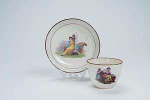 Tazza con piattino in porcellana decorata con scena neoclassica Regency stampata e dipinta da Adam Buck. Inghilterra, inizio secolo XIX