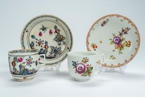 Due tazzine con piattino in porcellana dipinta in policromia a motivi floreali, una con decoro all'orientale in blu cobalto e oro. Vienna, 1770-1790 circa