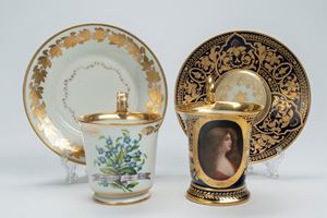 Due tazze in porcellana policroma e dorata. Manifattura di Vienna, secolo XIX