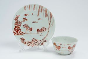 Tazzina con piattino in porcellana decorata in rosso ferro e oro a galli. Cina, secolo XVIII