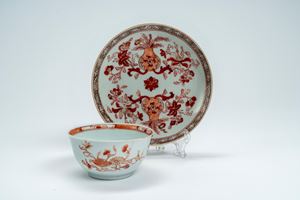 Tazzina con piattino in porcellana con decoro rosso ferro e oro a vasi  con rami di foglie e fiori. Cina, secolo XVIII
