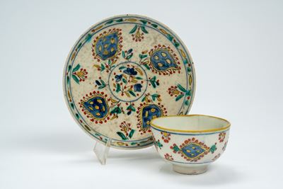 Fincan con Piattino in Maiolica a Smalto Stannifero Decorato in Policromia. Turchia Ottomana, Küt...